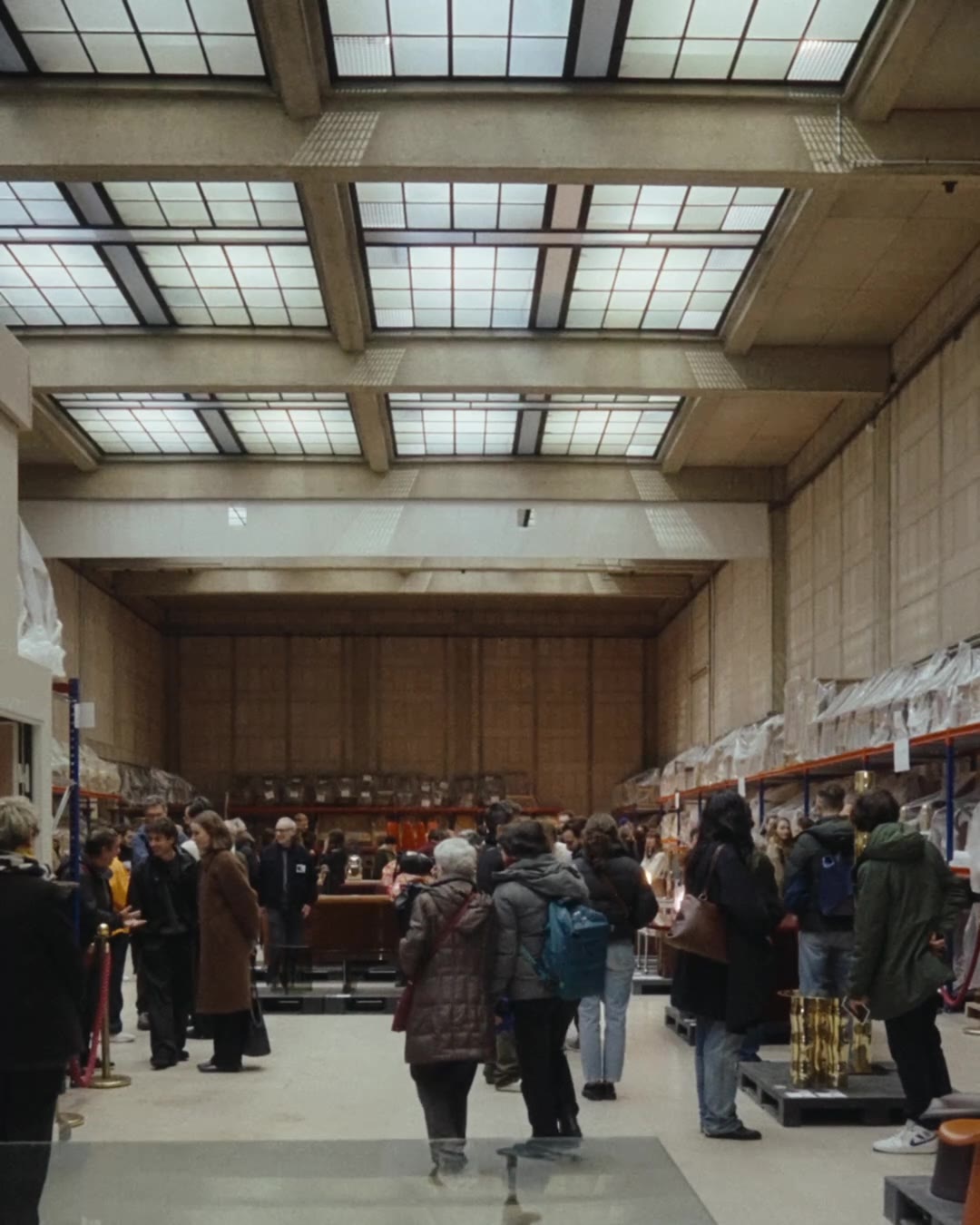 Des visiteurs dans la grande salle du Mobilier national
