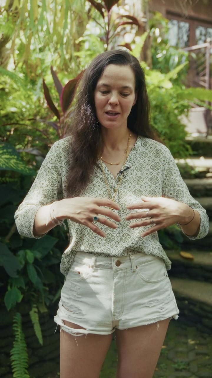 Une professionnelle de la naissance parle dans un jardin luxuriant