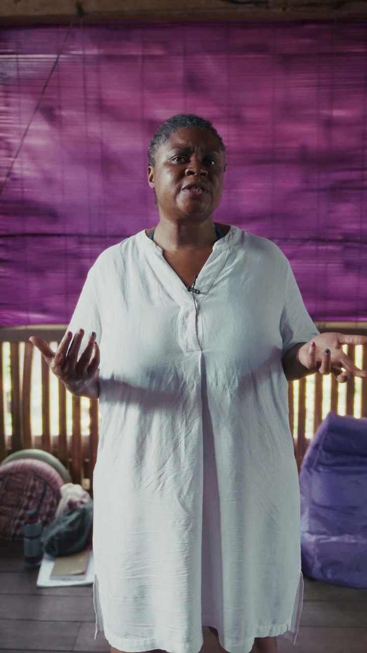 Une sage-femme devant un store de bambou violet