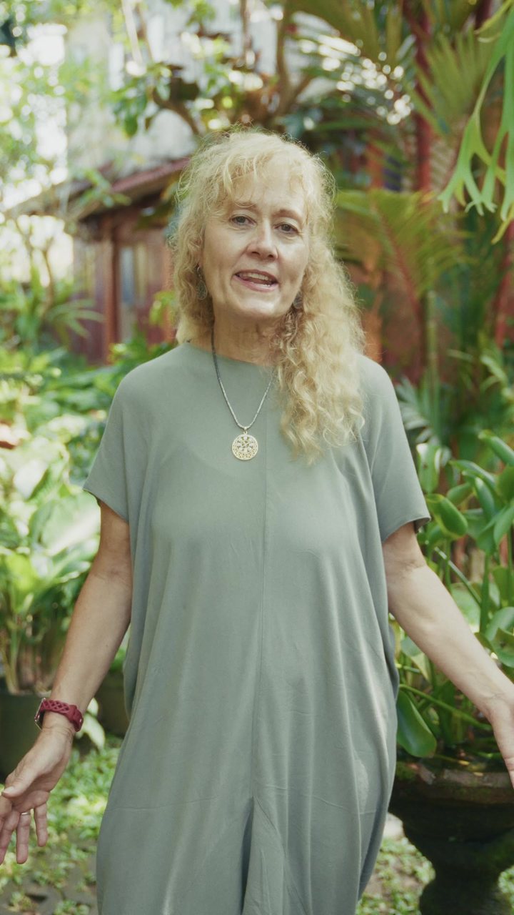 Une femme aux longs cheveux blonds dans le jardin