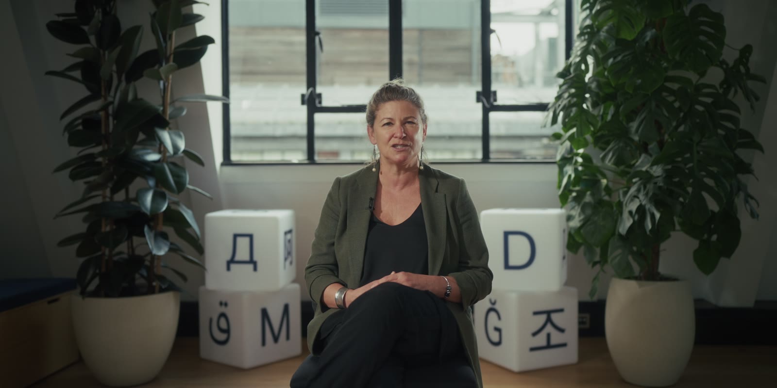 Un entretien au milieu des cubes de lettres
