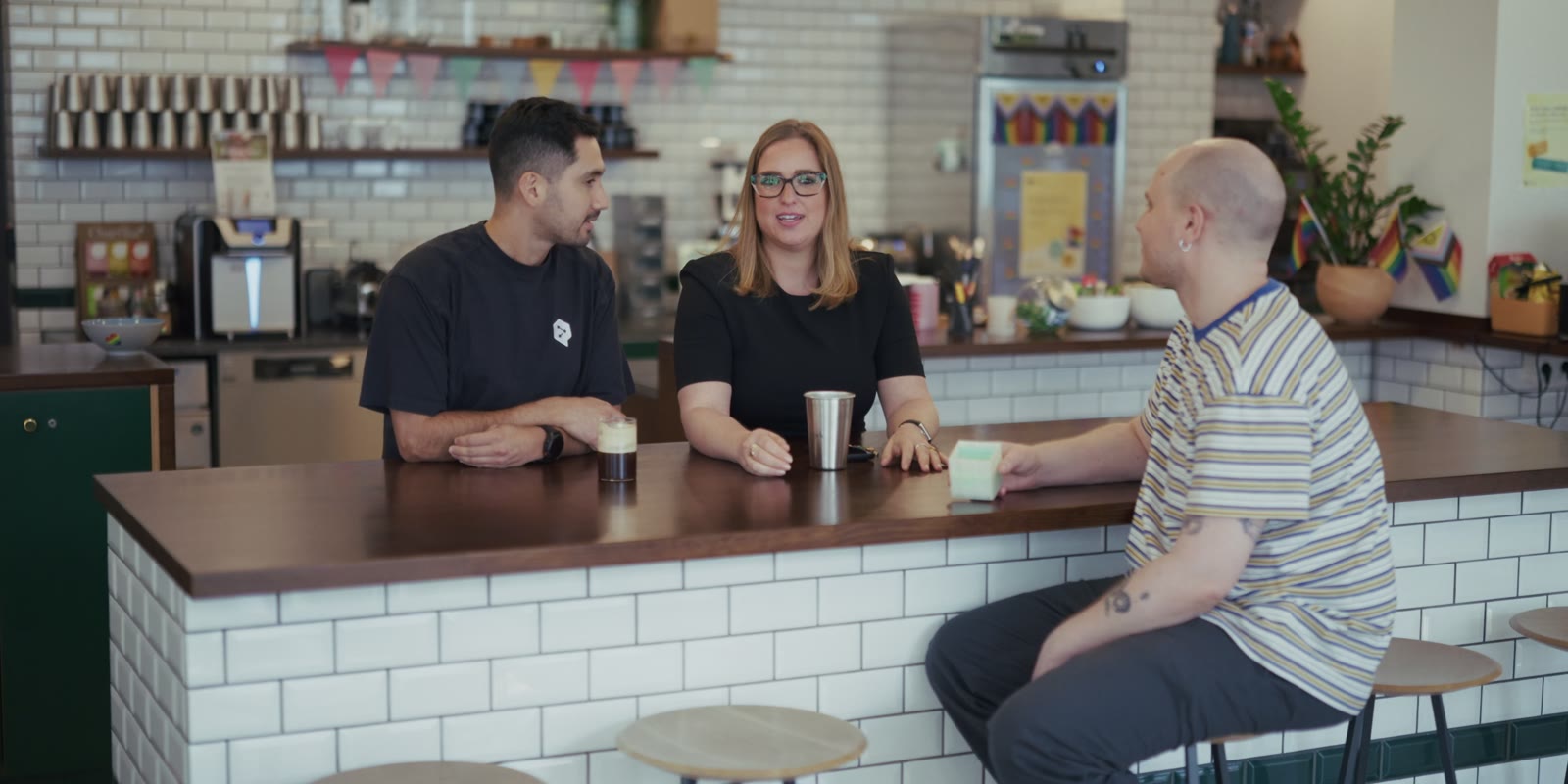 Trois collègues au comptoir de la cafétéria