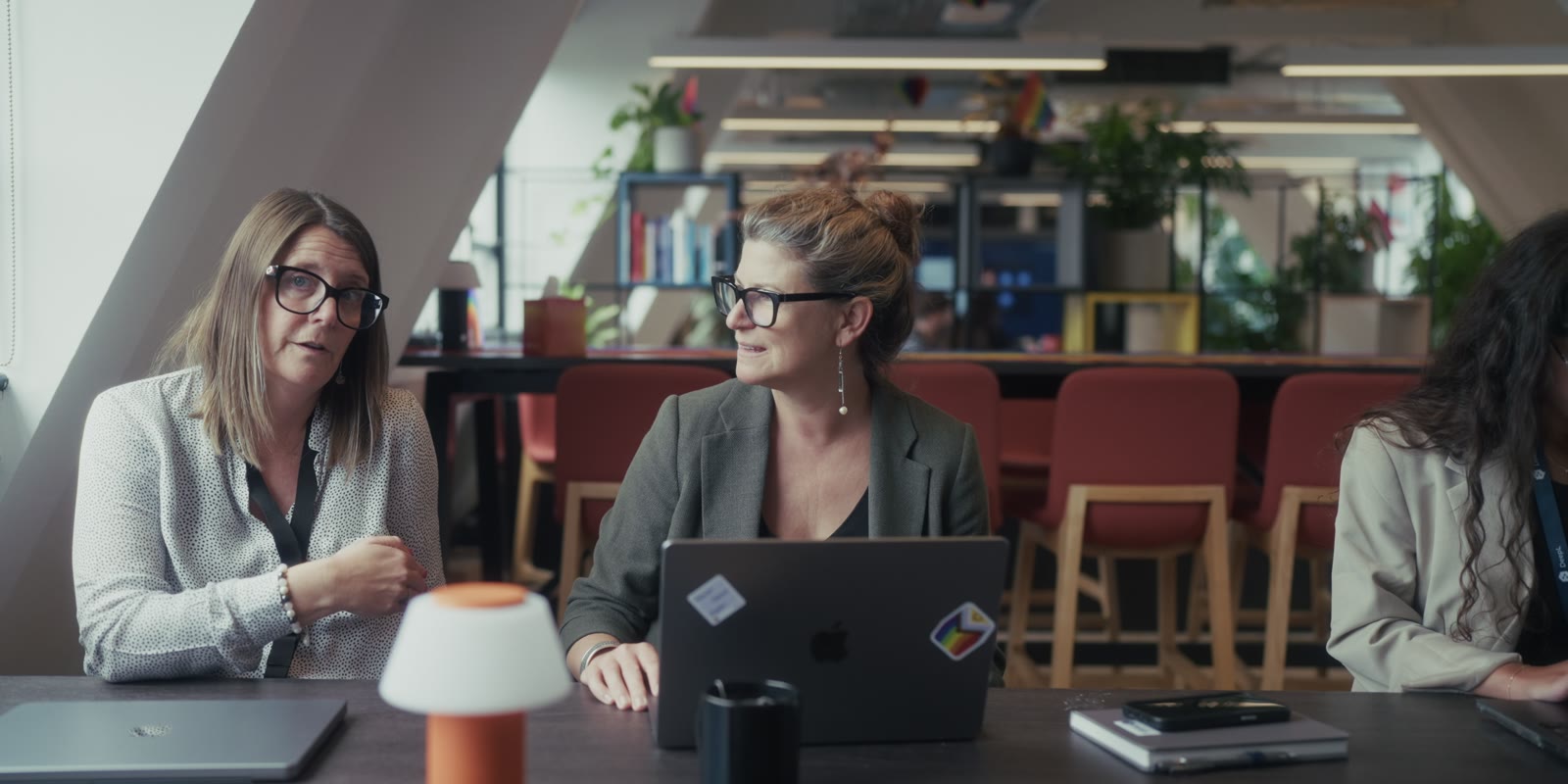 Deux collègues au travail autour d’une table
