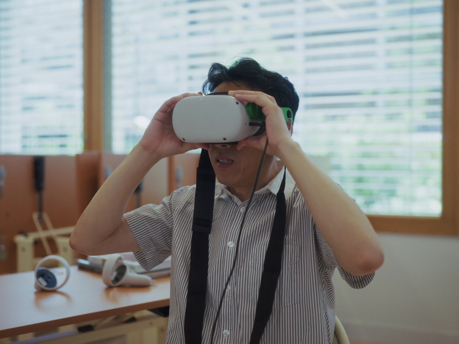 Un visiteur essaie un casque de réalité virtuelle