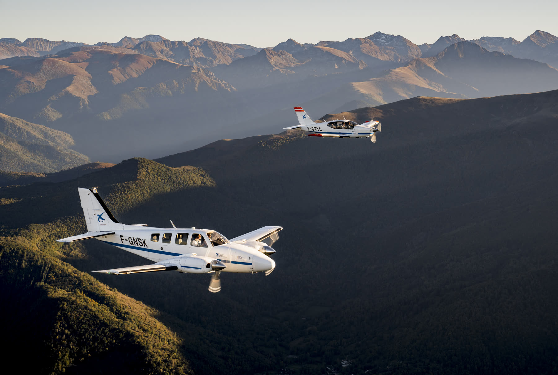 Deux avions école en patrouille au-dessus des montagnes