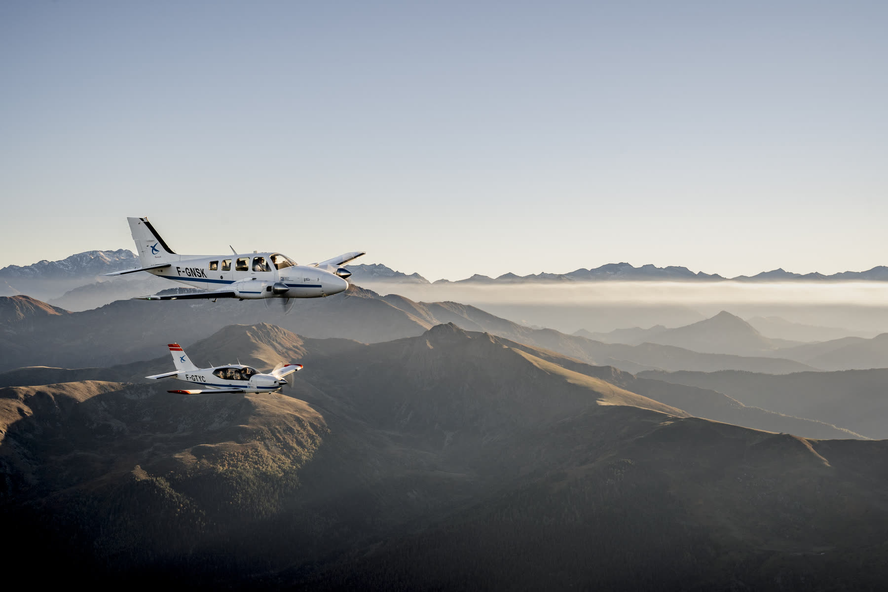 Deux avions au-dessus d’une mer de nuages