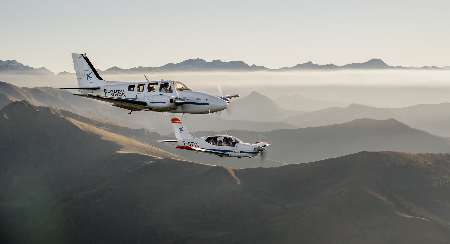 Deux avions en patrouille au-dessus de la brume