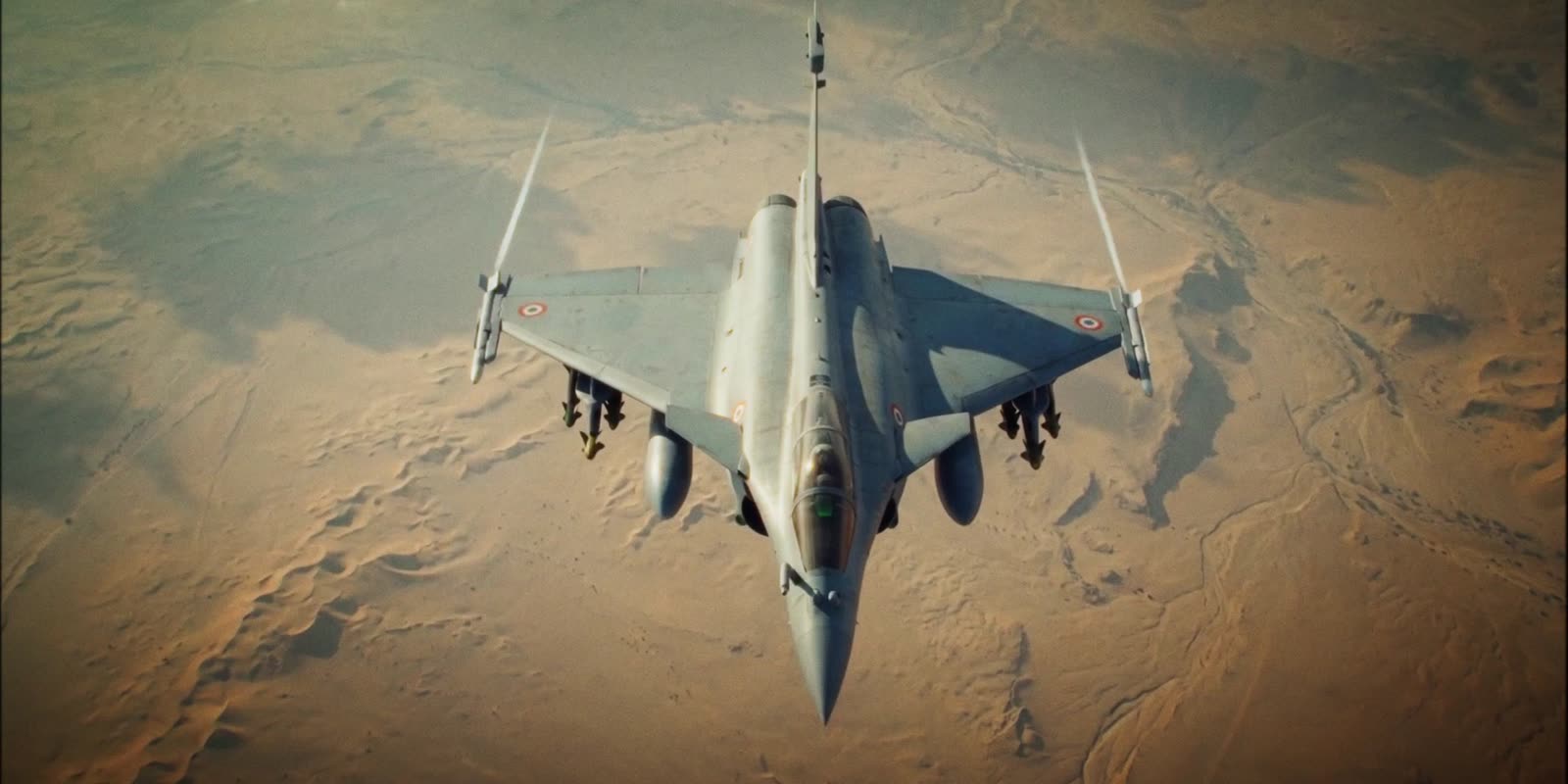 Un avion de chasse au-dessus du désert